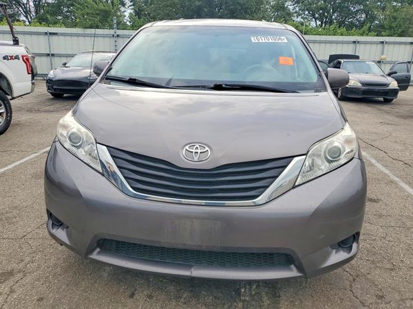 2014 TOYOTA SIENNA