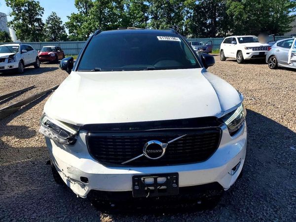 2021 VOLVO XC40 R-Design