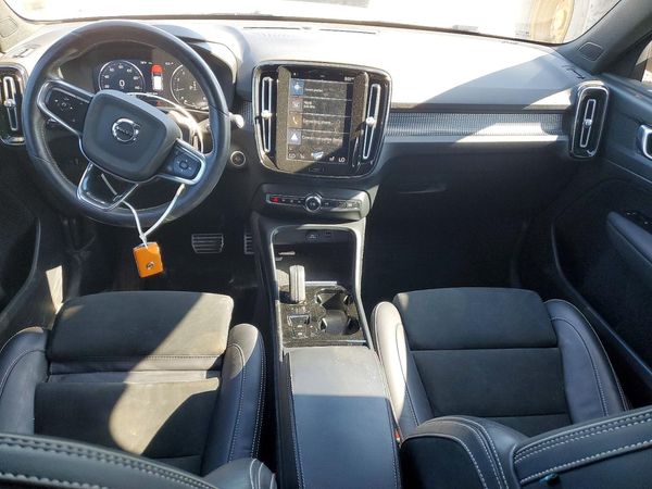 2021 VOLVO XC40 R-Design