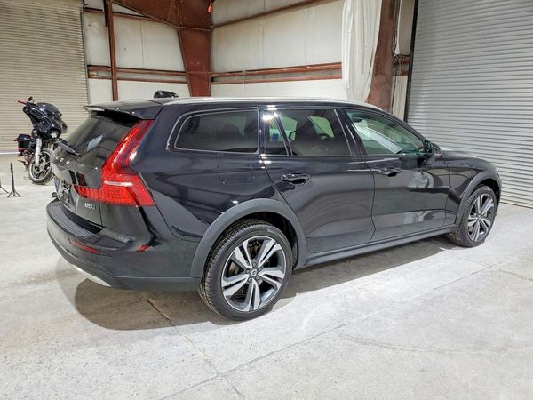 2025 VOLVO V60 CROSS COUNTRY Plus