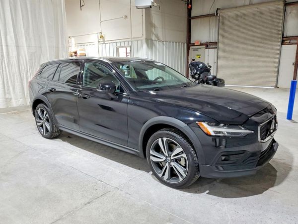 2025 VOLVO V60 CROSS COUNTRY Plus