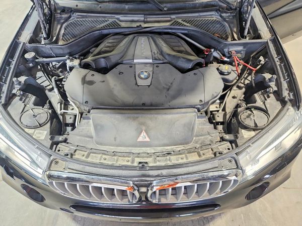2014 BMW X5 xDrive50i — Engine bay