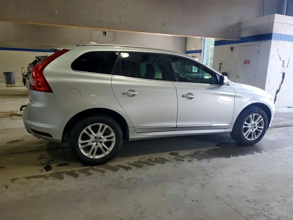 2015 VOLVO XC60 Premier (non R design)