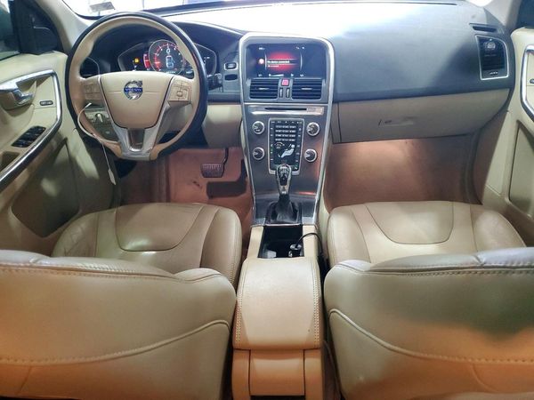 2015 VOLVO XC60 Premier (non R design)