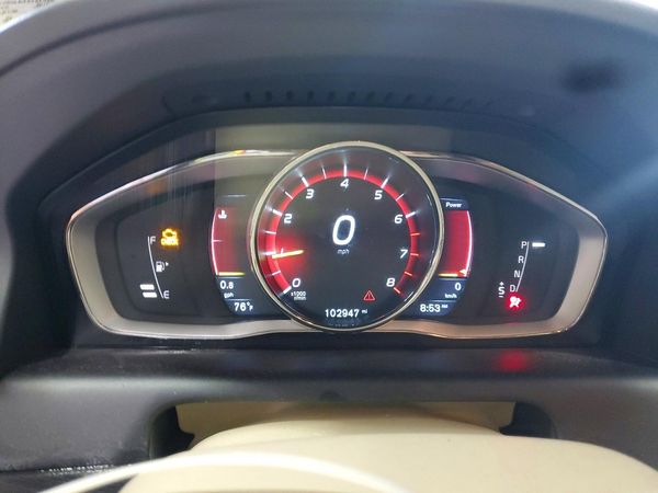 2015 VOLVO XC60 Premier (non R design)