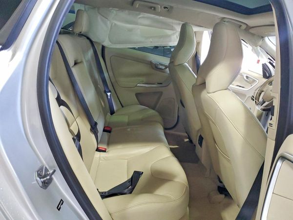 2015 VOLVO XC60 Premier (non R design)