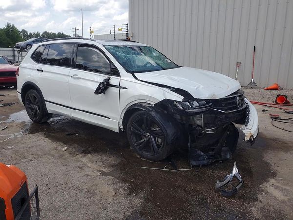 2024 VOLKSWAGEN TIGUAN SE R-Line Black — Passenger 3/4
