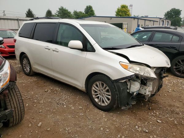 2015 TOYOTA SIENNA