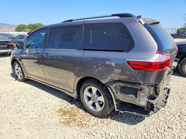 2018 TOYOTA SIENNA LE