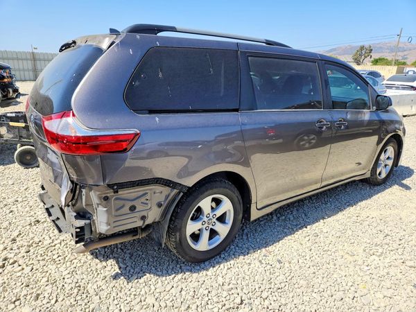 2018 TOYOTA SIENNA LE