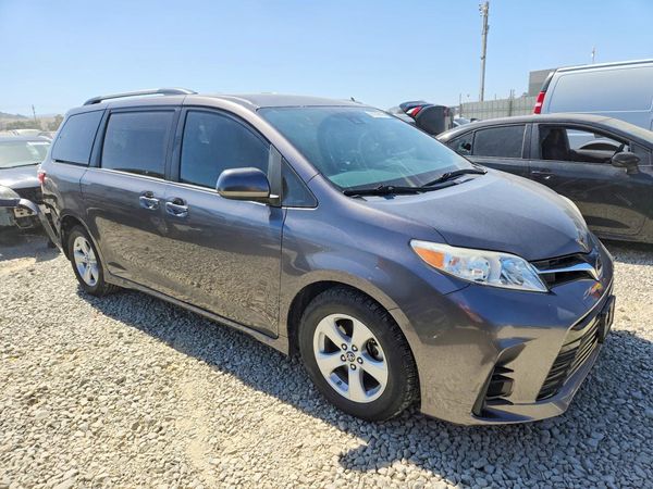 2018 TOYOTA SIENNA LE