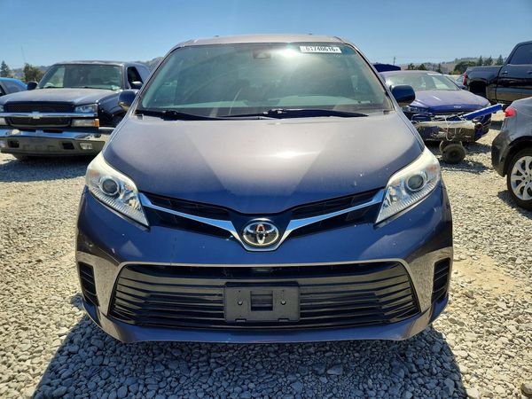 2018 TOYOTA SIENNA LE