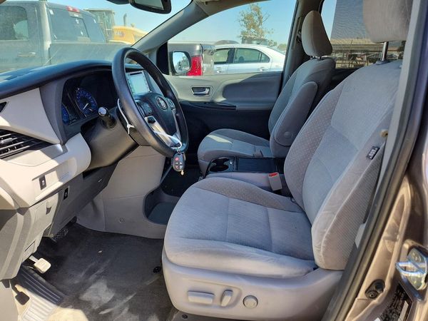 2018 TOYOTA SIENNA LE
