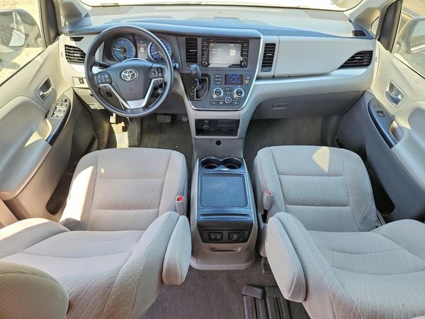 2018 TOYOTA SIENNA LE