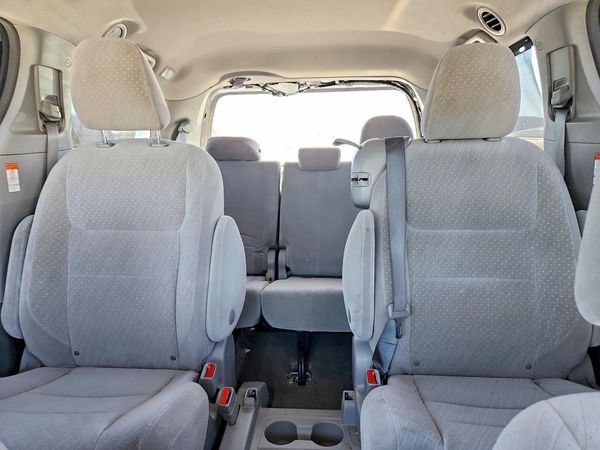 2018 TOYOTA SIENNA LE