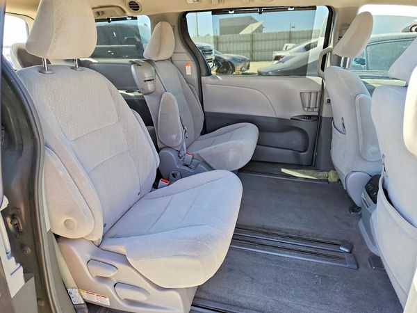 2018 TOYOTA SIENNA LE