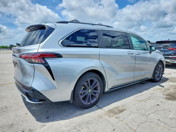 2022 TOYOTA SIENNA XSE
