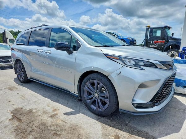 2022 TOYOTA SIENNA XSE