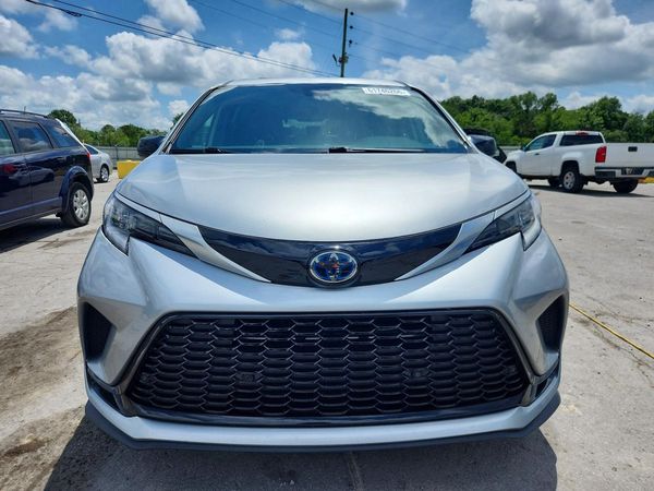 2022 TOYOTA SIENNA XSE