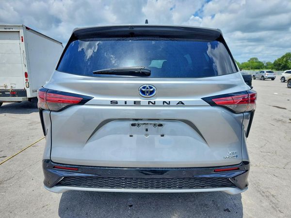 2022 TOYOTA SIENNA XSE