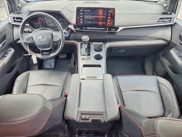 2022 TOYOTA SIENNA XSE
