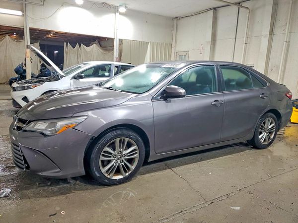 2015 TOYOTA CAMRY — Front 3/4