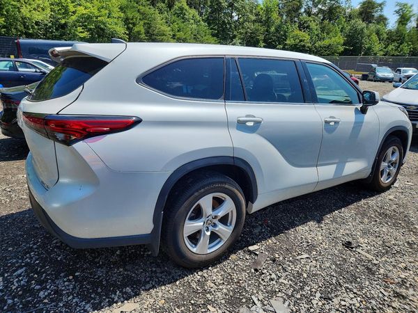 2022 TOYOTA HIGHLANDER LE