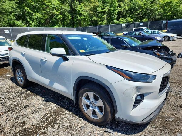 2022 TOYOTA HIGHLANDER LE