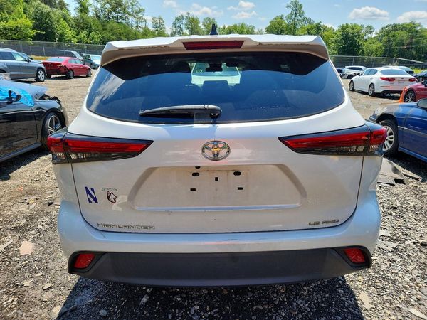 2022 TOYOTA HIGHLANDER LE