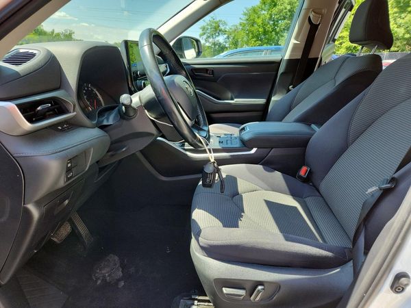 2022 TOYOTA HIGHLANDER LE