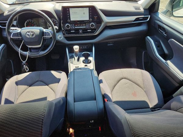 2022 TOYOTA HIGHLANDER LE