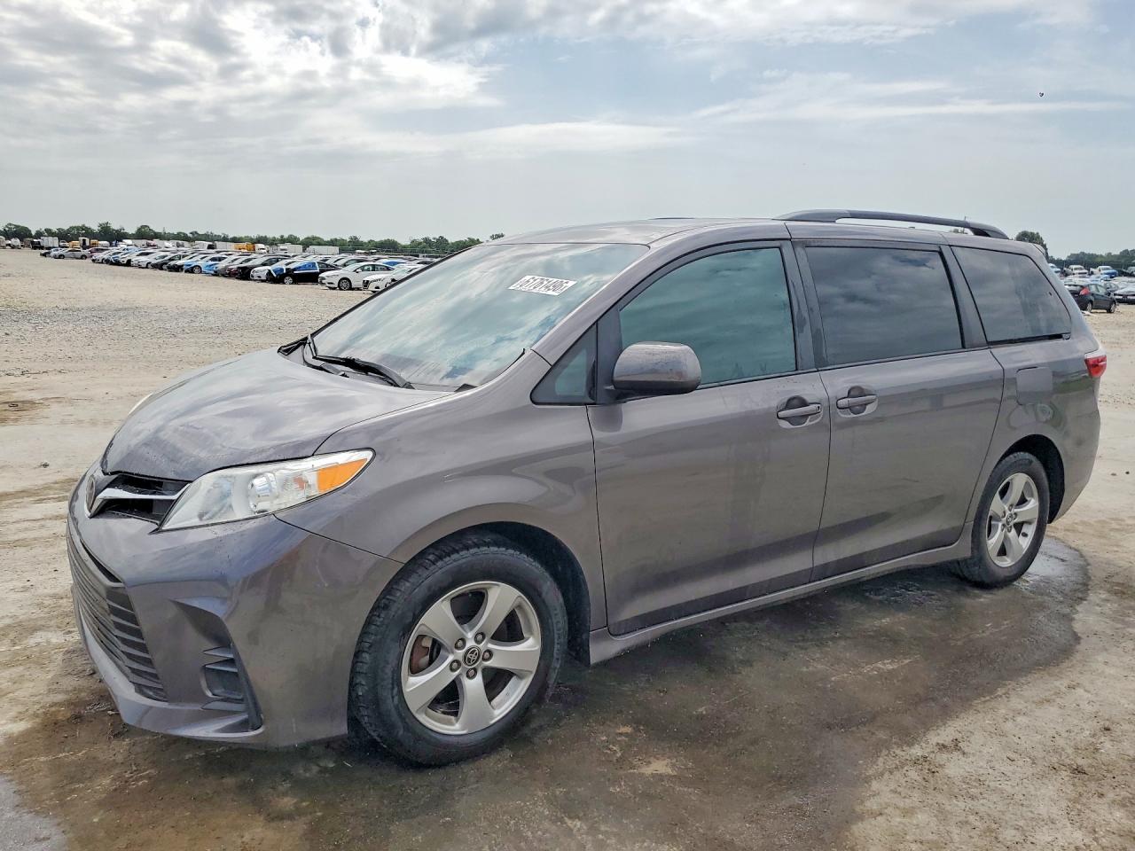 2018 TOYOTA SIENNA LE