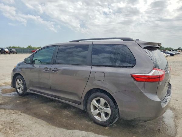 2018 TOYOTA SIENNA LE