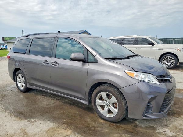 2018 TOYOTA SIENNA LE