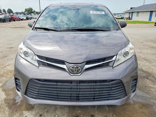 2018 TOYOTA SIENNA LE
