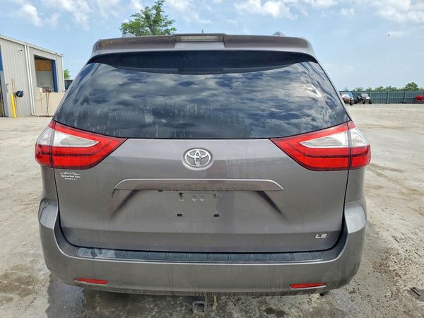 2018 TOYOTA SIENNA LE