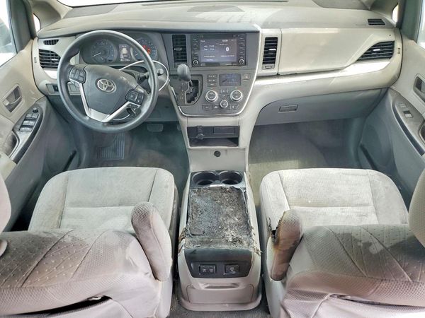 2018 TOYOTA SIENNA LE