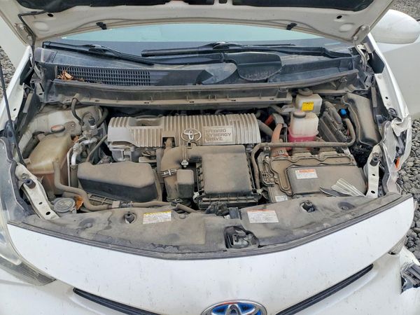 2016 TOYOTA PRIUS — Engine bay