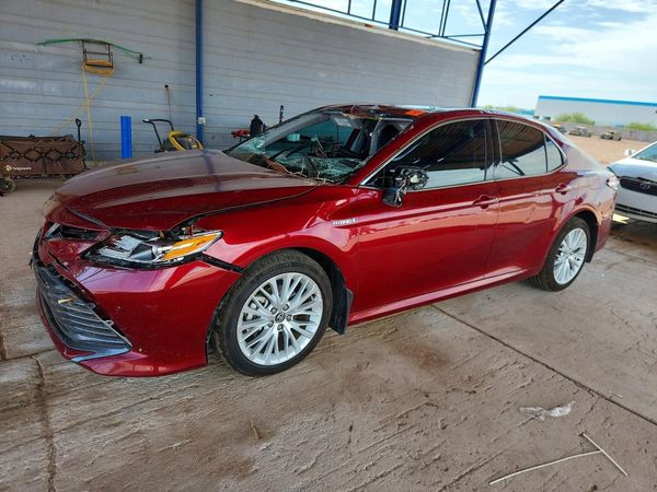 2020 TOYOTA CAMRY XLE