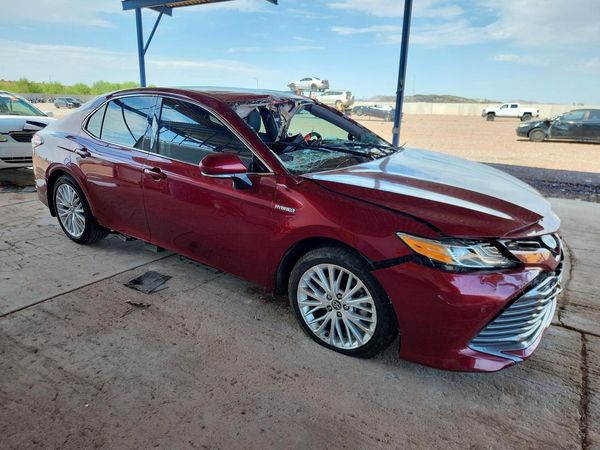 2020 TOYOTA CAMRY XLE