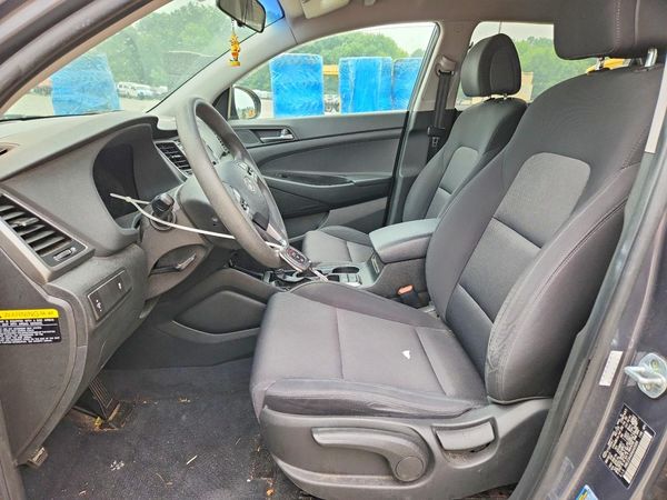2017 HYUNDAI TUCSON SE (no options)