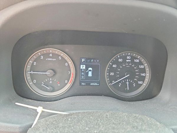 2017 HYUNDAI TUCSON SE (no options)