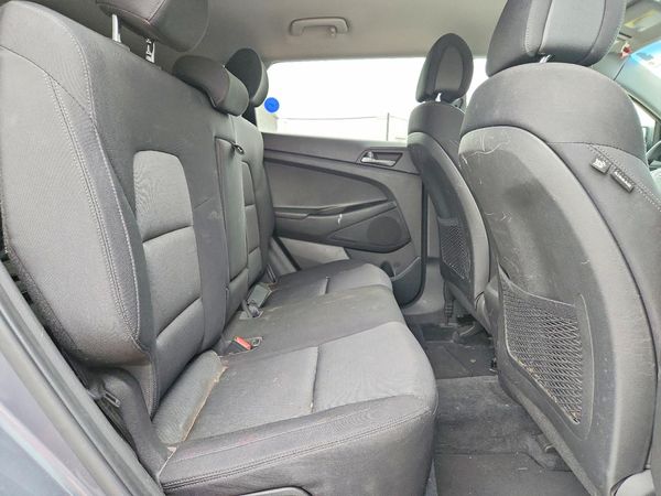 2017 HYUNDAI TUCSON SE (no options)