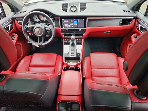 2025 PORSCHE MACAN