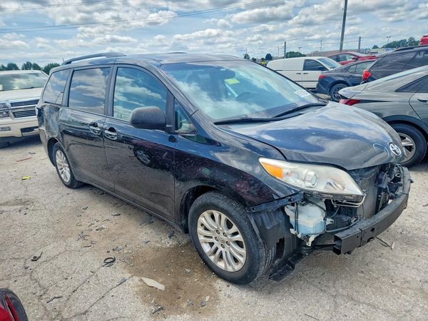 2015 TOYOTA SIENNA
