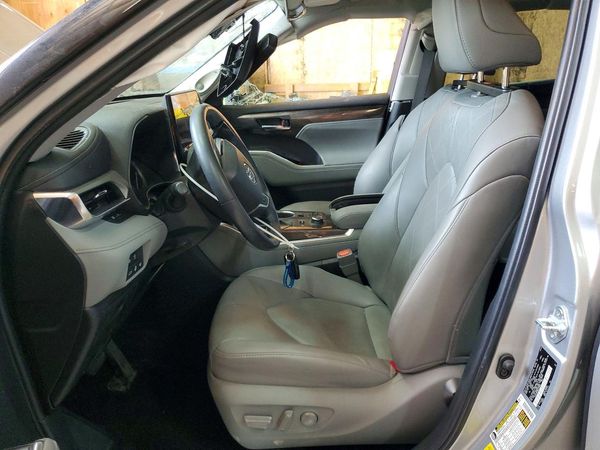 2022 TOYOTA HIGHLANDER Platinum