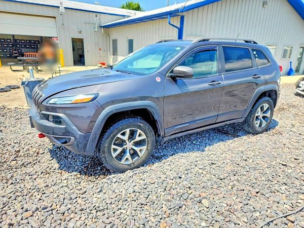 2015 JEEP CHEROKEE Trailhawk — Front 3/4