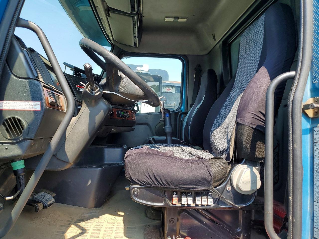 2002 VOLVO VHD