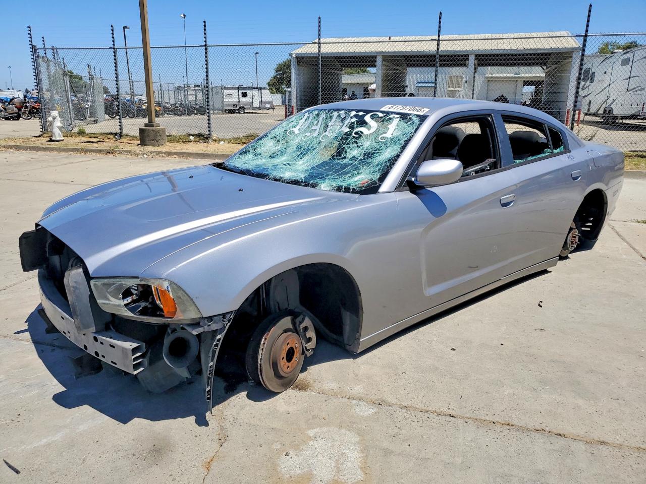 2013 DODGE CHARGER SE — Front 3/4