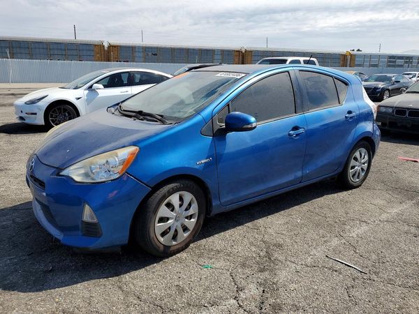 2013 TOYOTA PRIUS — Front 3/4